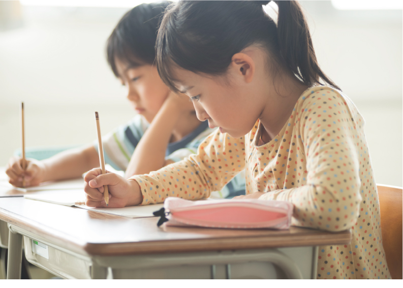 小学生の学習風景