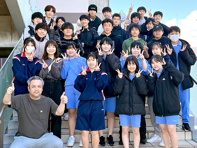 教室に貼り出された10年連続全員合格おめでとうの告知